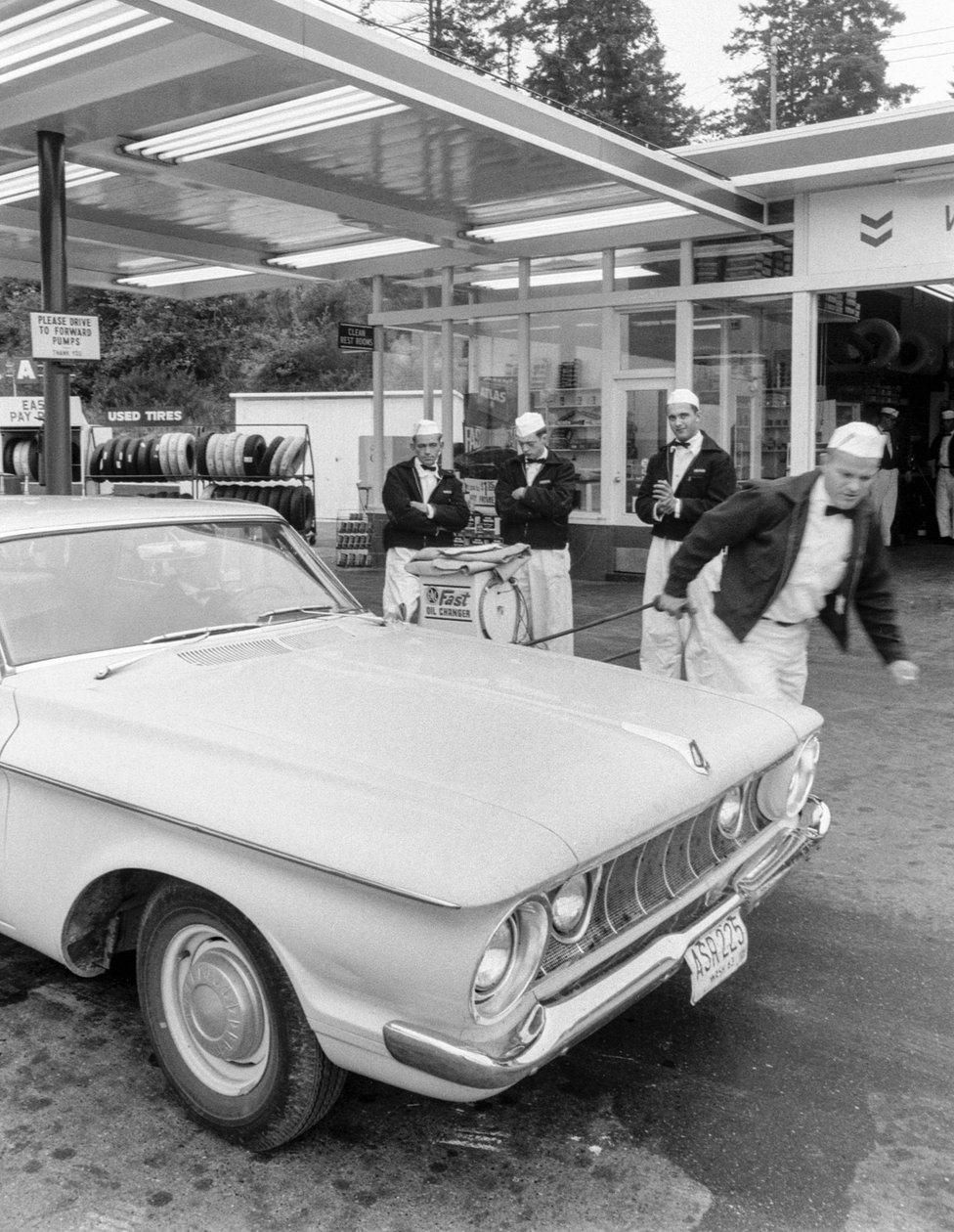 Unge mænd uddanner sig til tankpassere på Chevron-station af Ted Spiegel