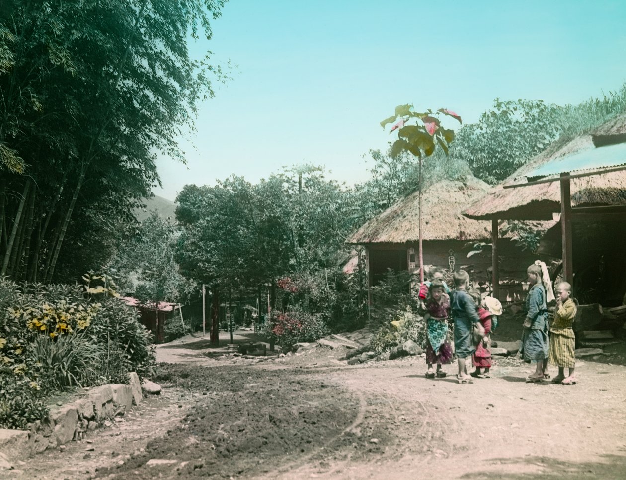 Børn leger på gaden på vejen til Miyanoshita ca. 1900 - 1915 (fotografi) af Teijiro Takagi