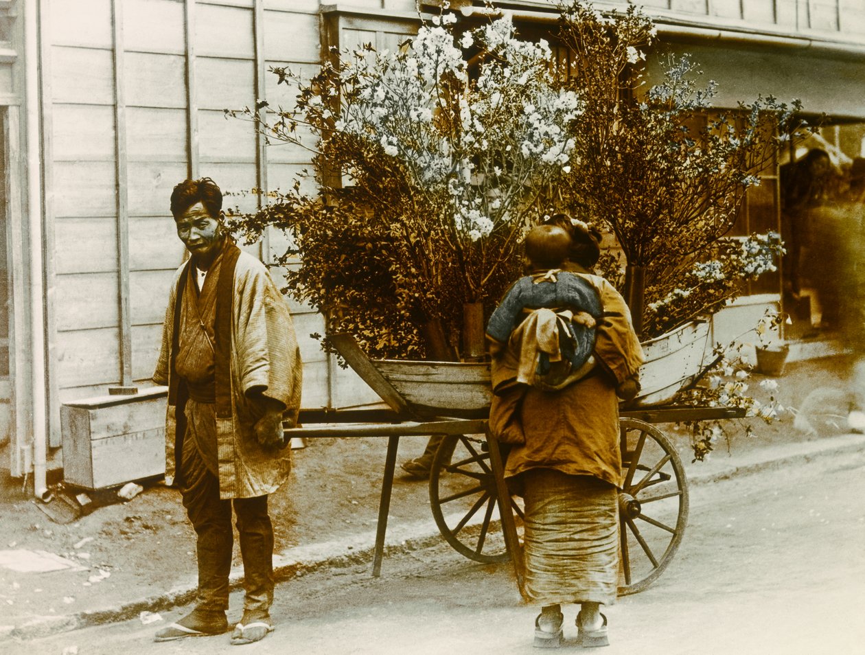 Omrejsende blomstersælger i Tokyos gader, ca. 1900 - 1915 (fotografi) af Teijiro Takagi