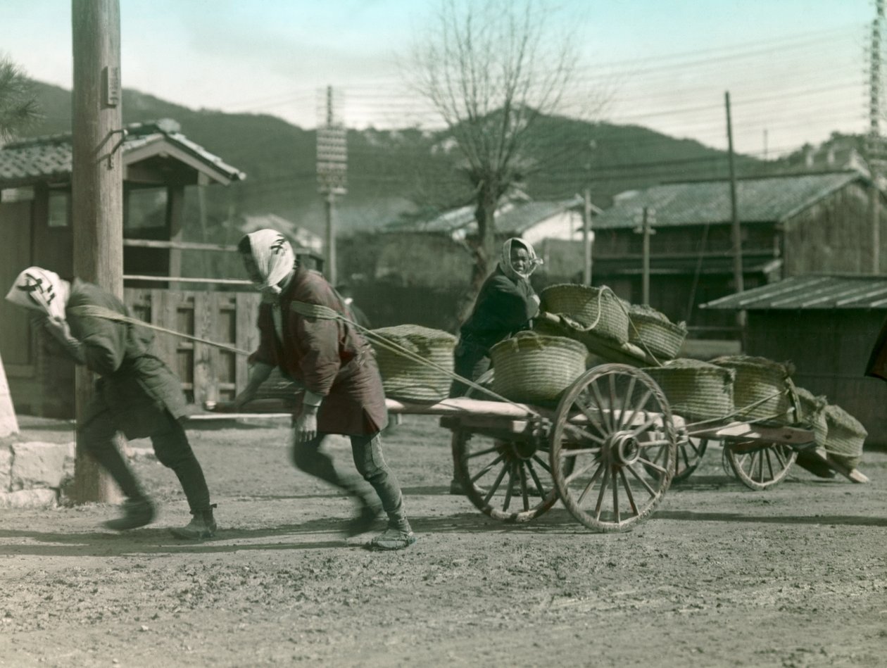 Japanske bønder trækker sække med ris på en vogn, ca. 1900 - 1915 (fotografi) af Teijiro Takagi