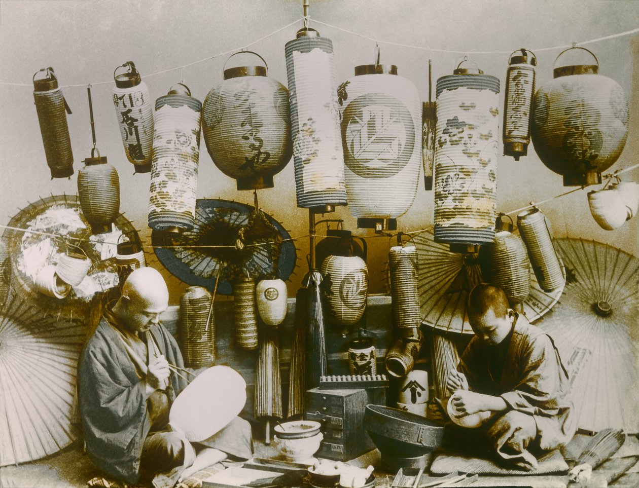 Portræt af japansk lanterne- og parasolproducent, ca. 1900 - 1915 (fotografi) af Teijiro Takagi
