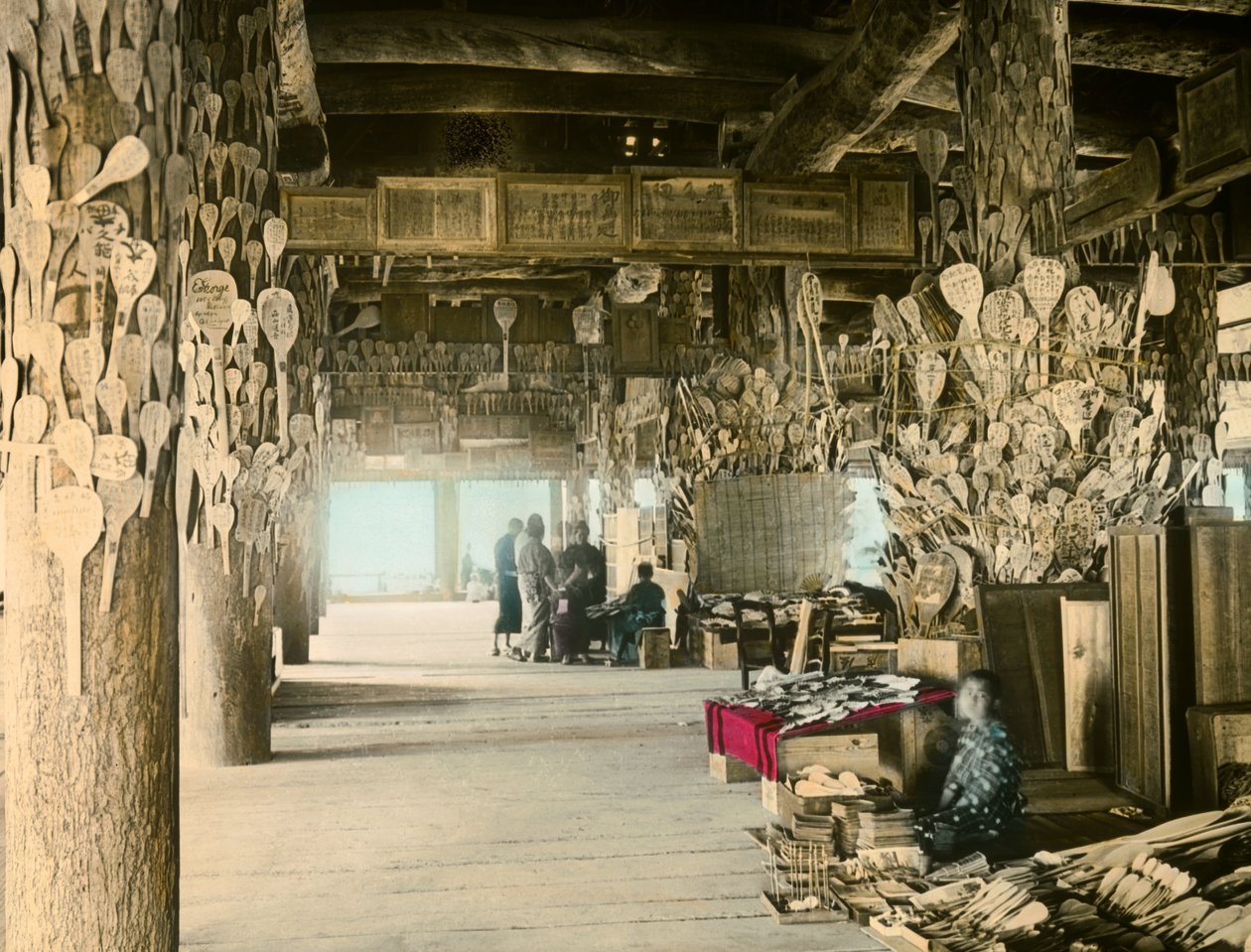 Sælger af risskeer i Thousand Tatami Pavilion, Miyajima, ca. 1900 - 1915 (fotografi) af Teijiro Takagi