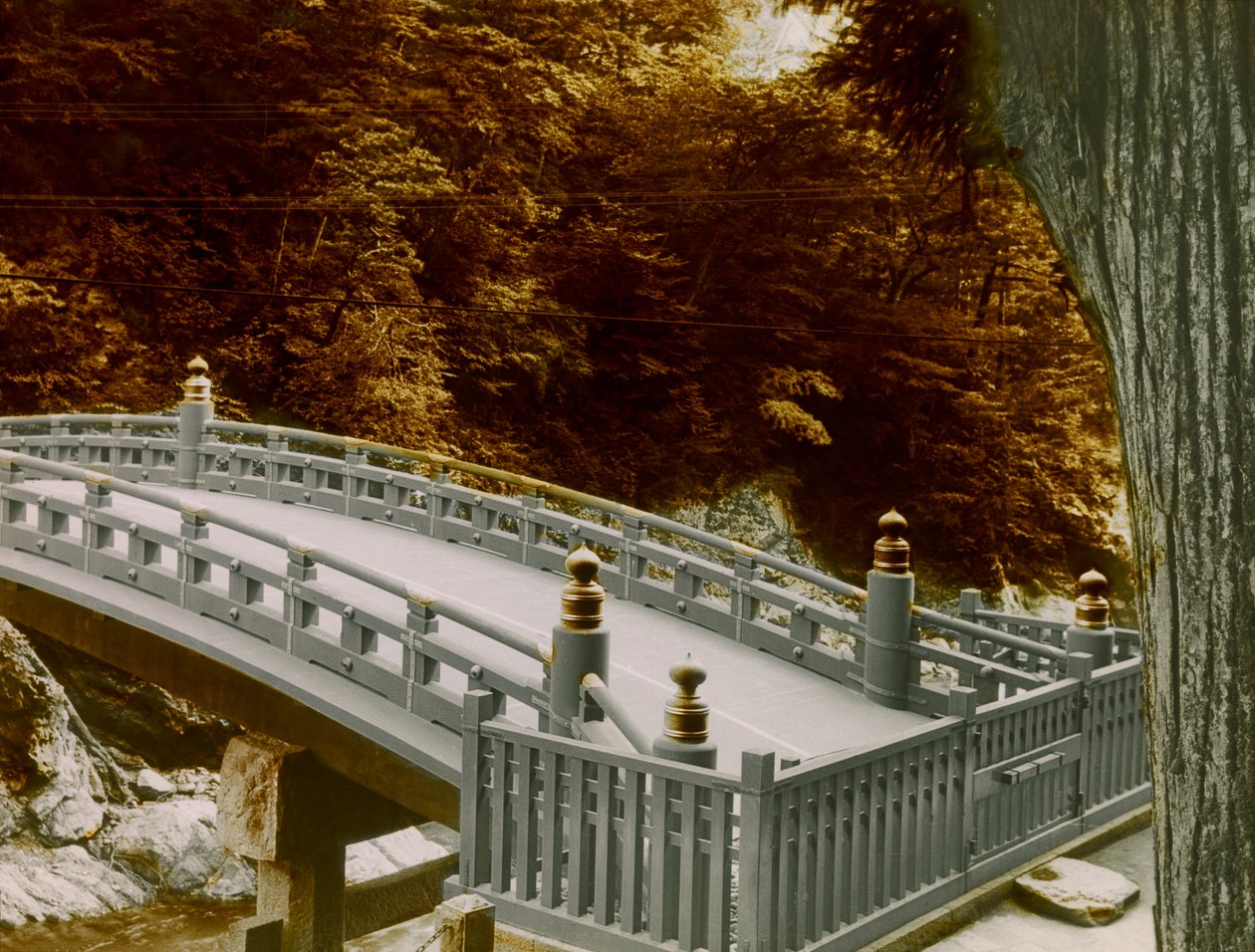Shinkyo (den hellige bro) i byen Nikko, ca. 1900-1915 (fotografi) af Teijiro Takagi