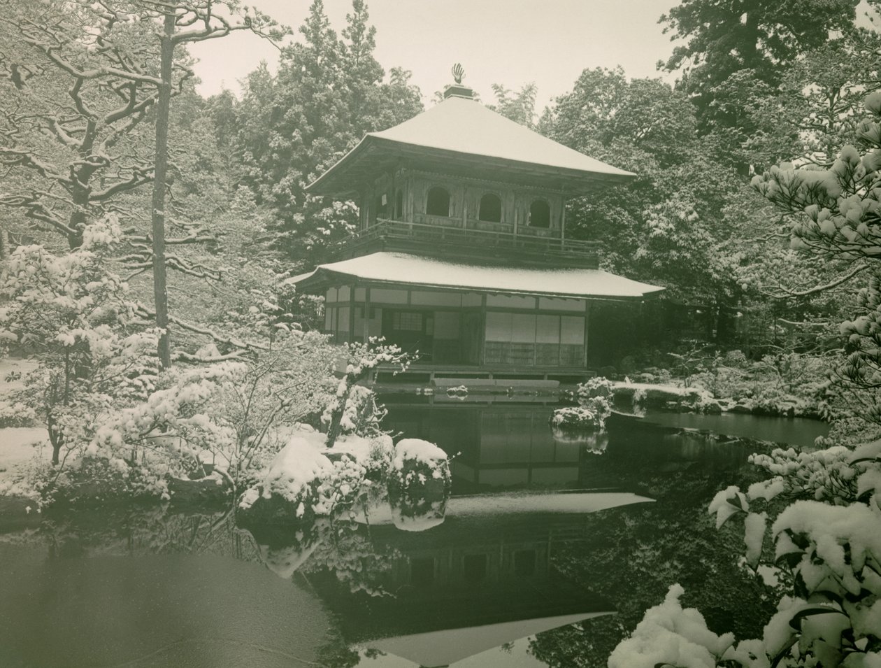 Udsigt til Ginkaku-ji under sneen i Kyoto, ca. 1900 - 1915 (fotografi) af Teijiro Takagi