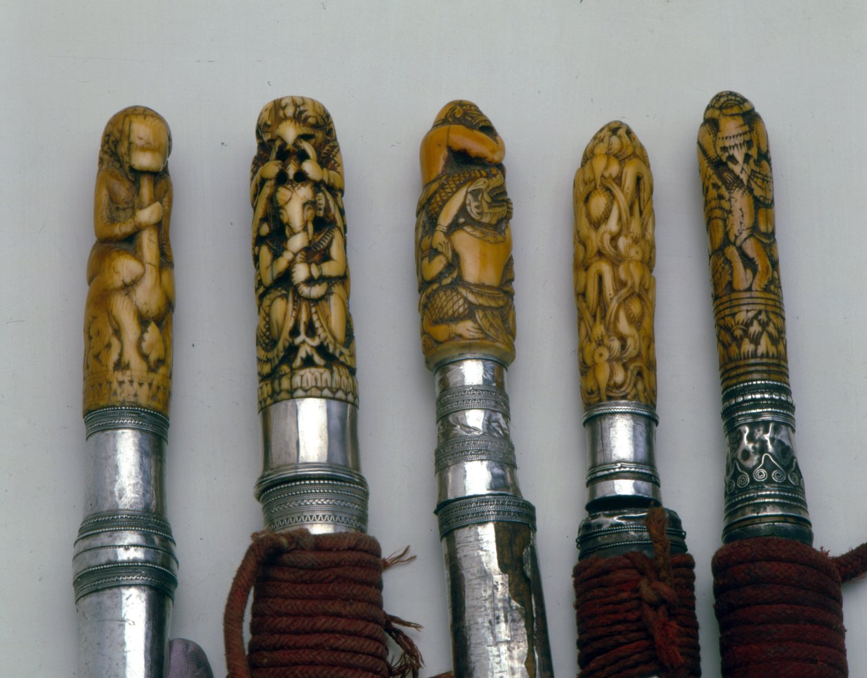 Ornamental kniv og sværdhåndtag, Nordthailand (sølv og elfenben) af Thai
