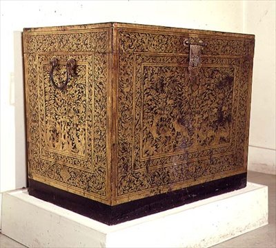 Sort lakkasse med forgyldt dekoration, muligvis buddhistisk skriftboks, lavet i Ayudhya, Thailand af Thai School