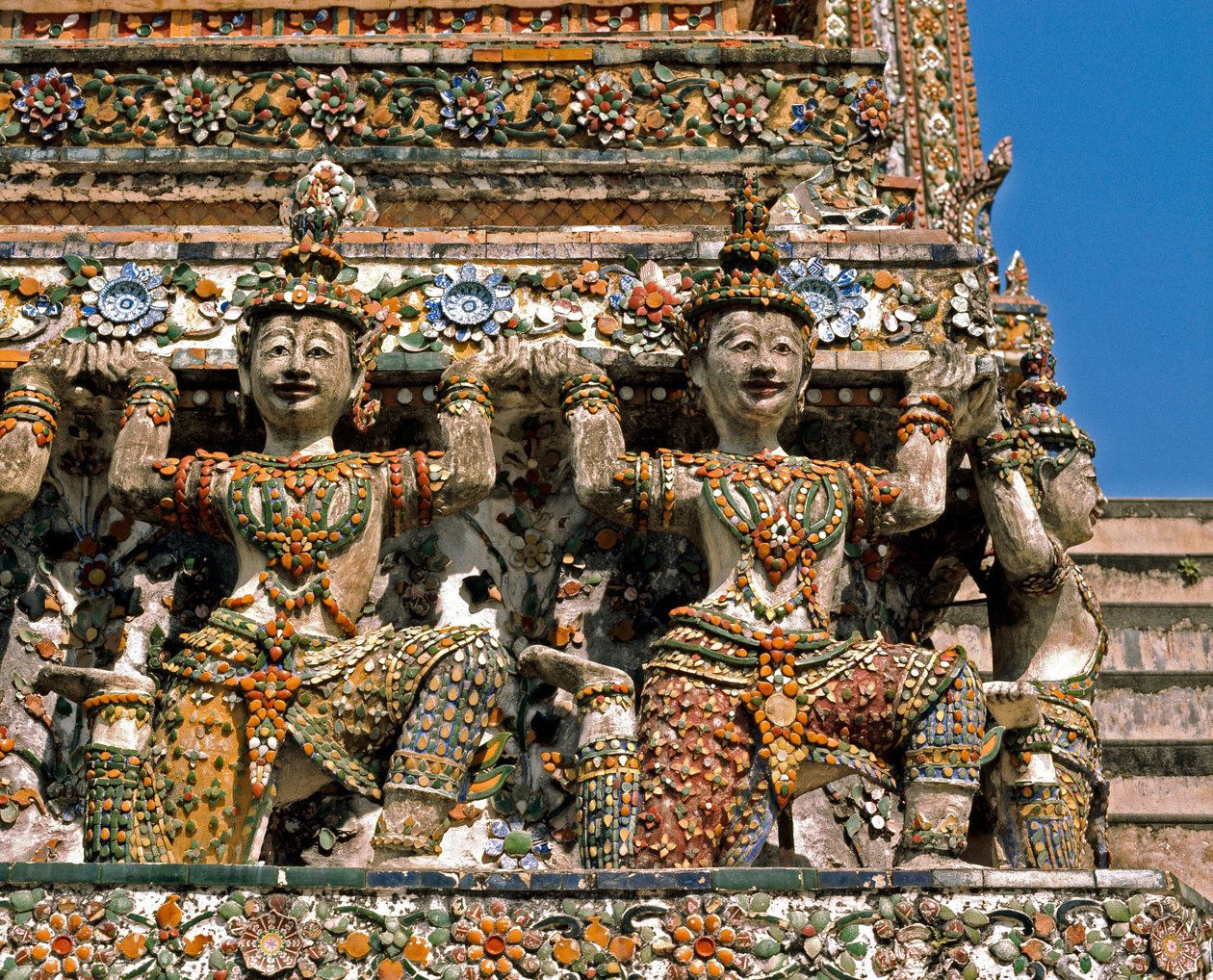 Karyatider af templet Wat Arun af Thai School