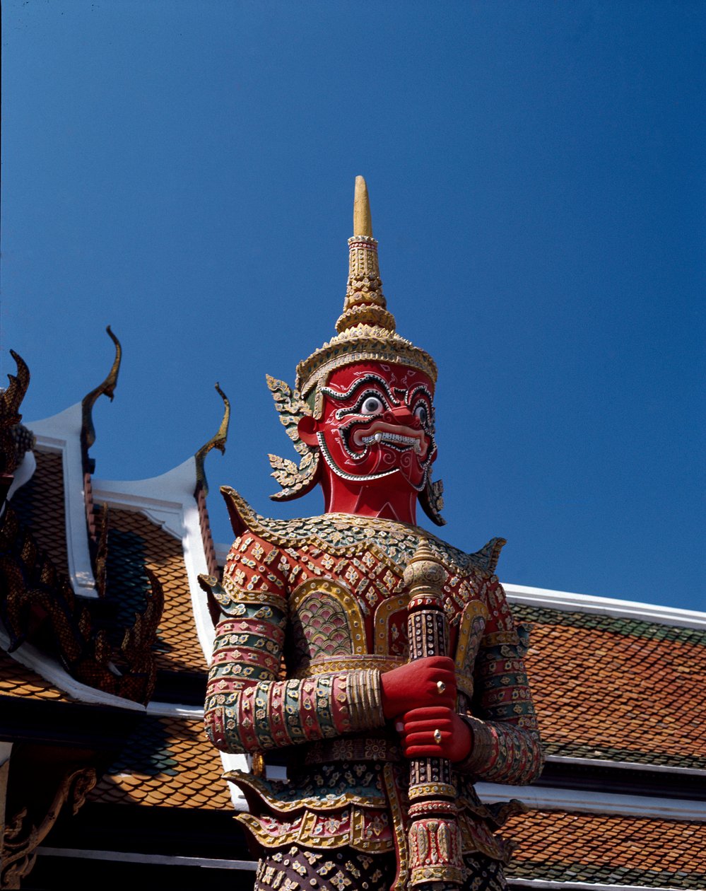 Detalje af en djævel, der holder døren af Thai School