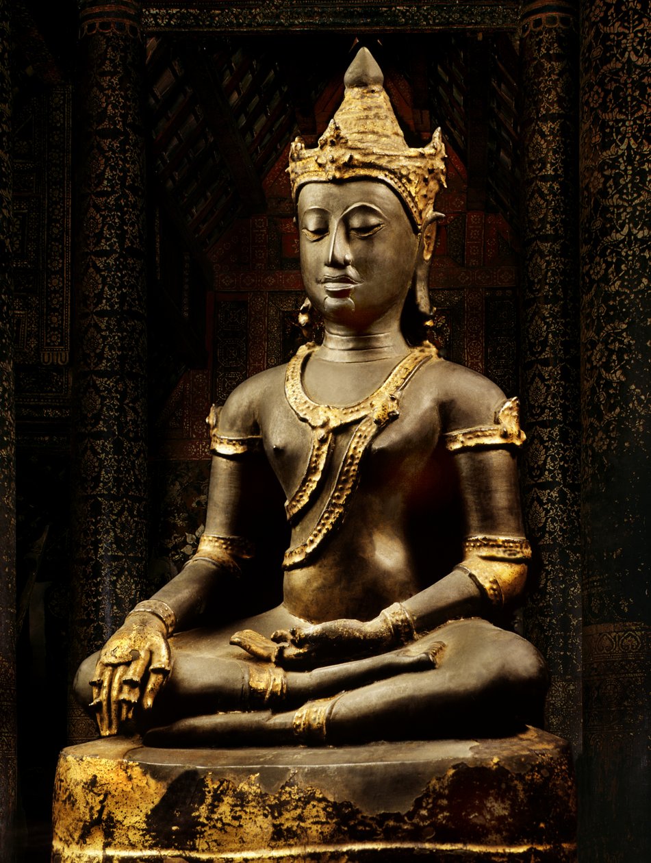 Lanna Buddha prydet med regalier af Thai School