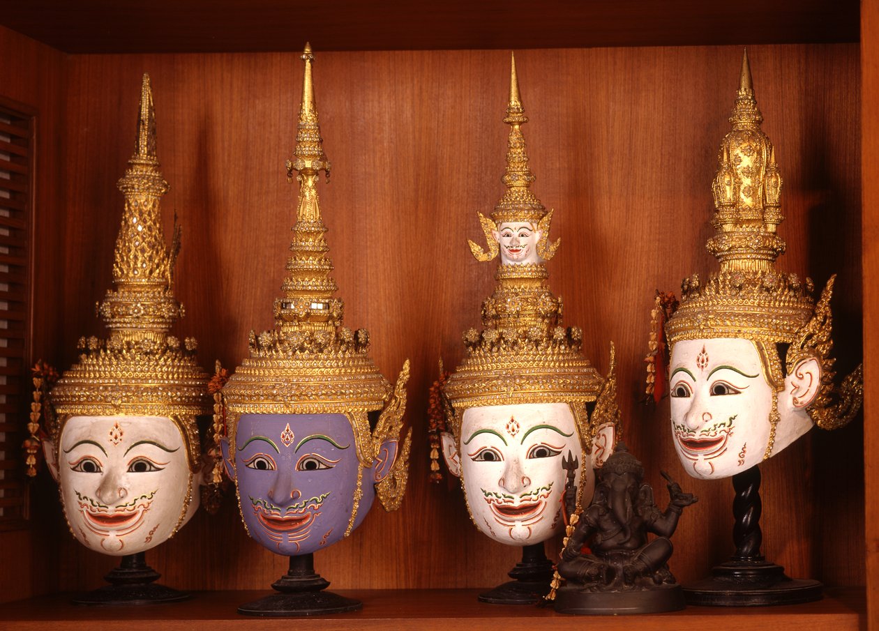Masker til Khon-teater (keramik og metal) af Thai School