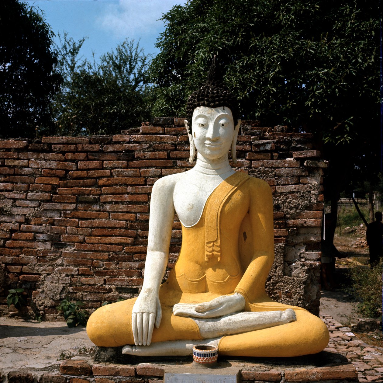 En statue af Buddha uden for templet af Thai Thai