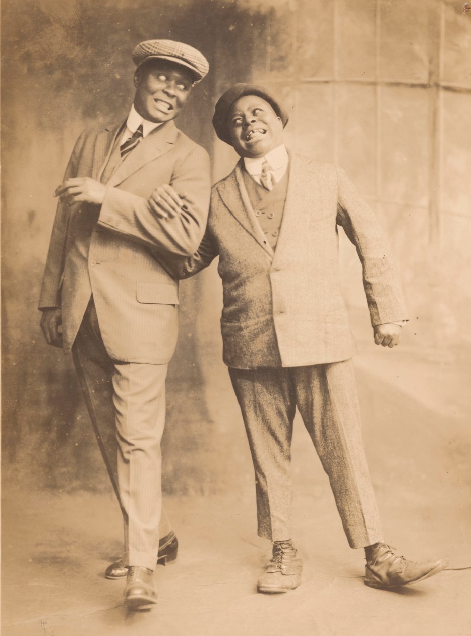 Foto af to mænd, der forbinder våben, 1910