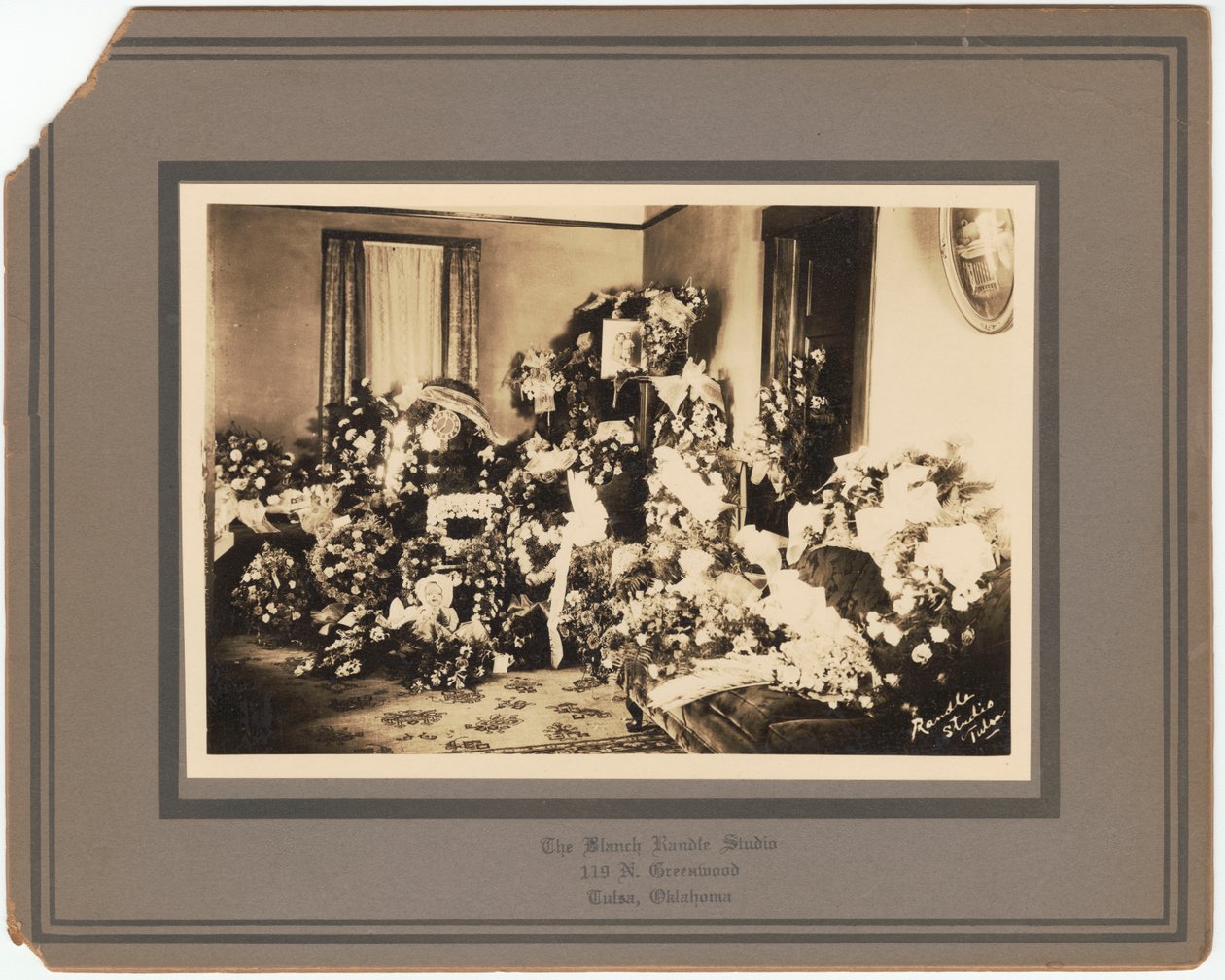 Fotografisk tryk af blomsterarrangementer til begravelse for Samuel M. Jackson Jr., sep 1928. af The Blanch Randle Studio