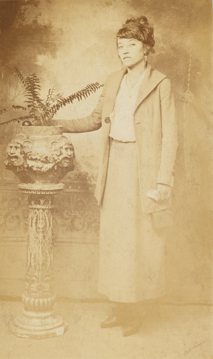 Fotografisk postkort af en kvinde, 1918-1930. af The Rex Photo Studio
