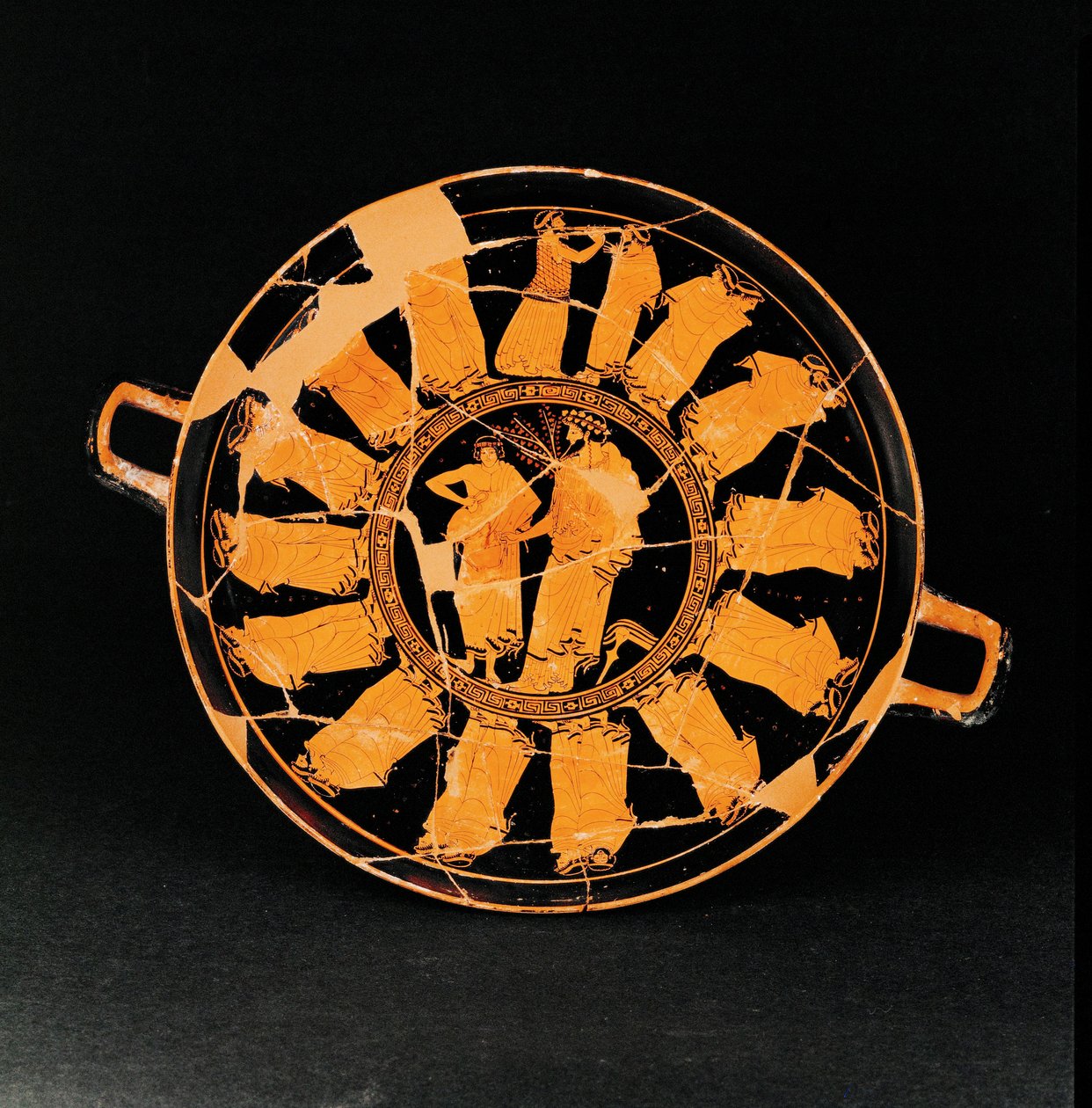 Medaljon i midten: Dionysos betjent af en dreng ... af The Triptolemos Painter