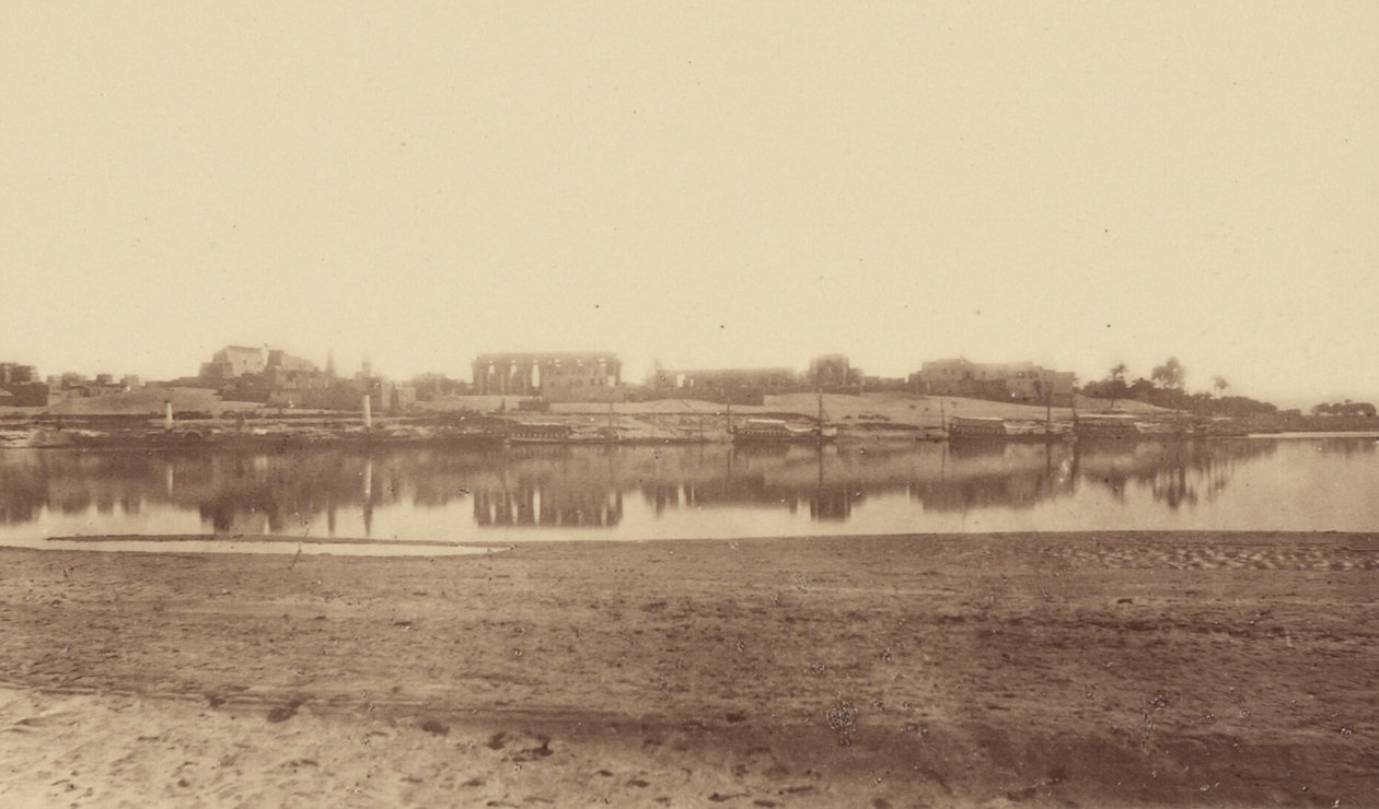 [Oversigt over Luxor taget fra den modsatte bred]. af Théodule Devéria