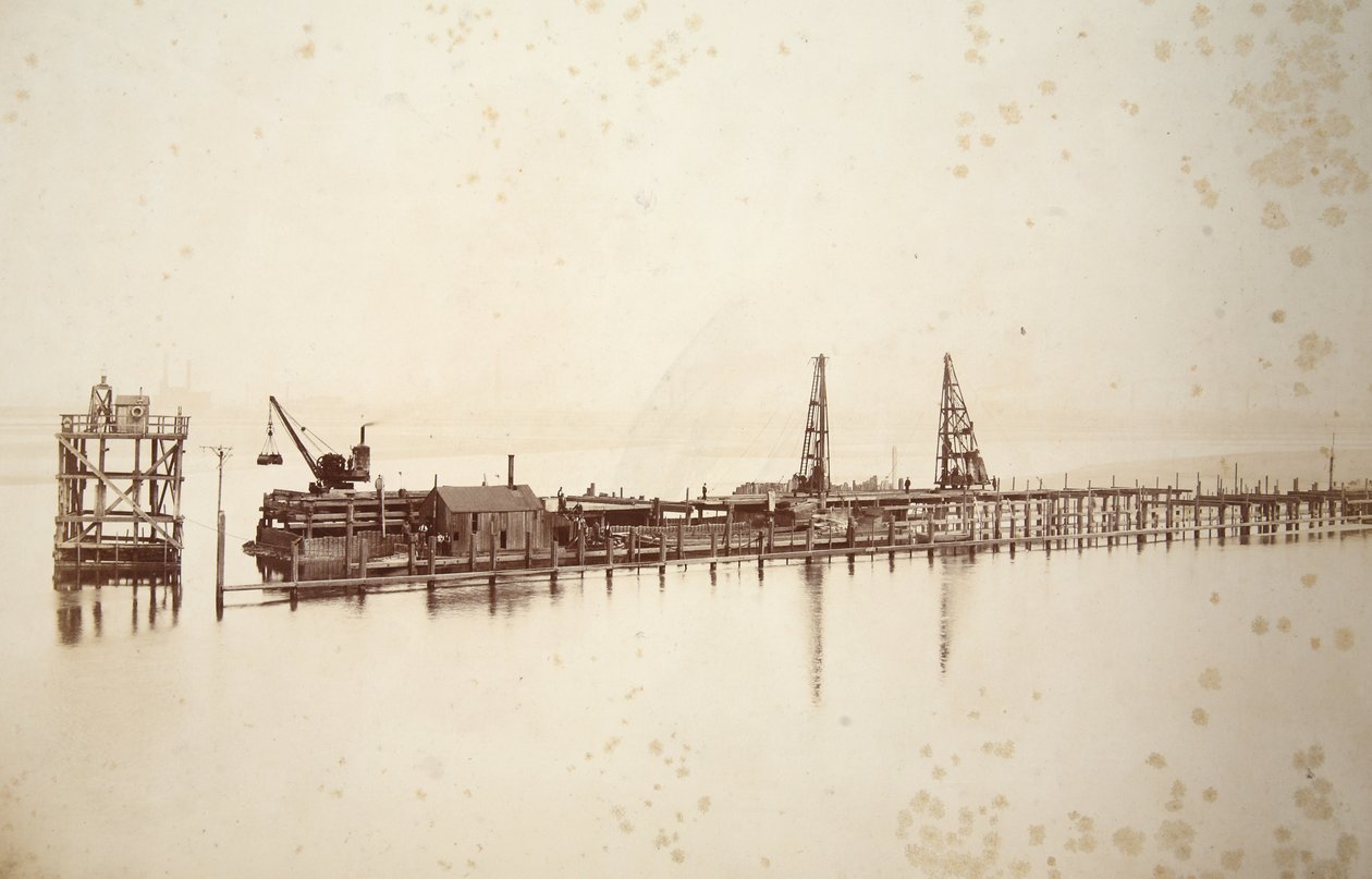 Pælekørsel, fremstilling af portalen, kigger over Mersey til Widnes (sepia-billede) af Thomas Birtles