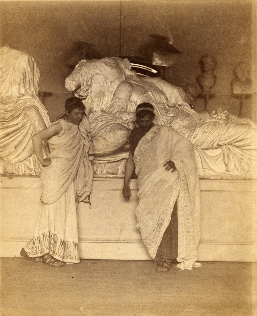 To mandlige studerende i græsk kostume før en gipsafstøbning af de tre skæbner fra Elgin Marbles, ca. 1882-3 (albumin sølvtryk) af Thomas Eakins