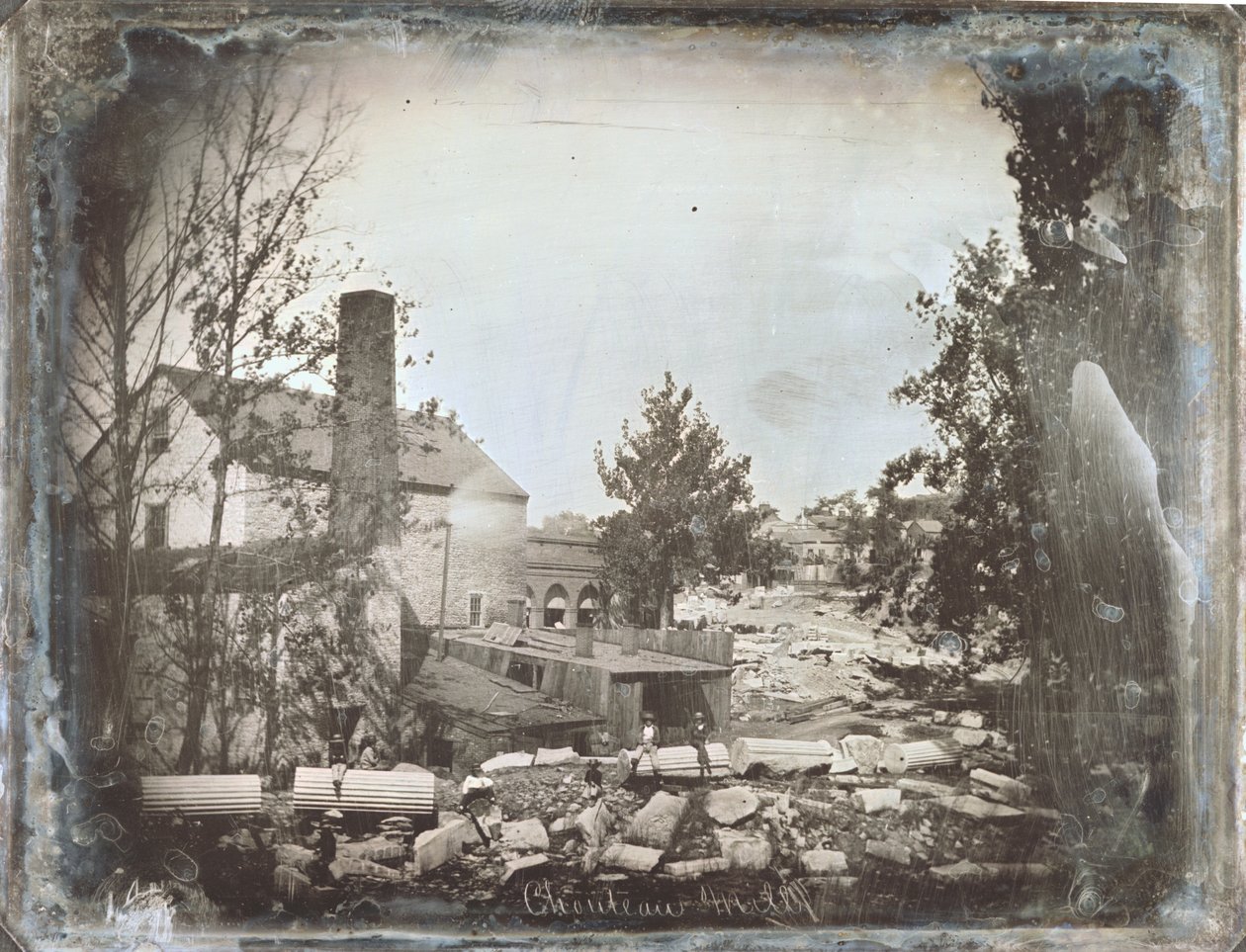 Mænd siddende på klipper og hvad der ser ud til at være arkitektoniske søjler af Thomas M. Easterly
