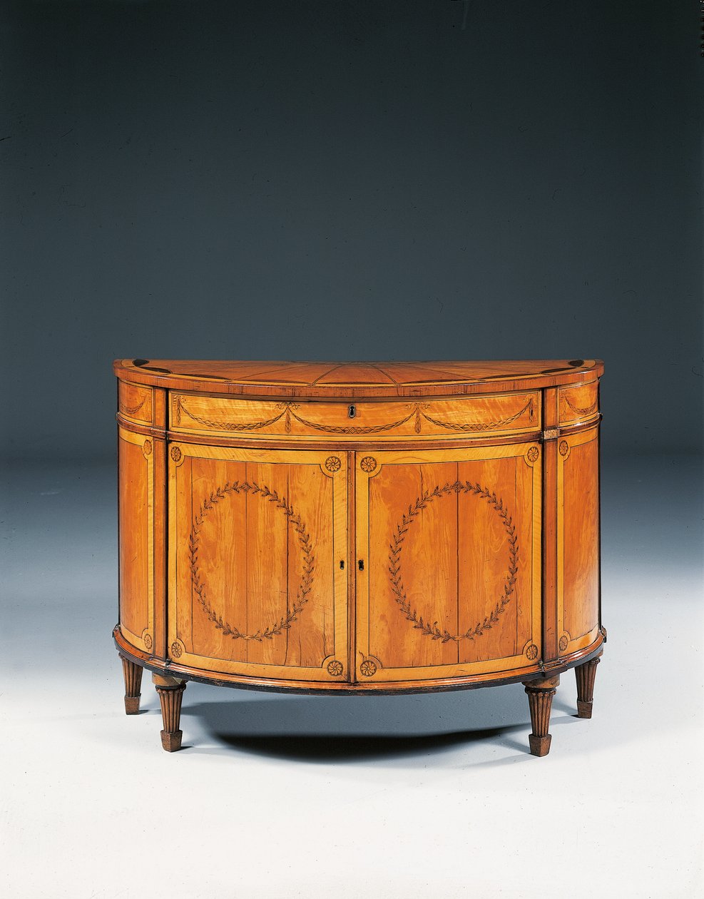 George III marquetry demi-lune kommode, ca. 1760-79 (satintræ, amarant og tulipantræ) af Thomas (attr.to) Chippendale