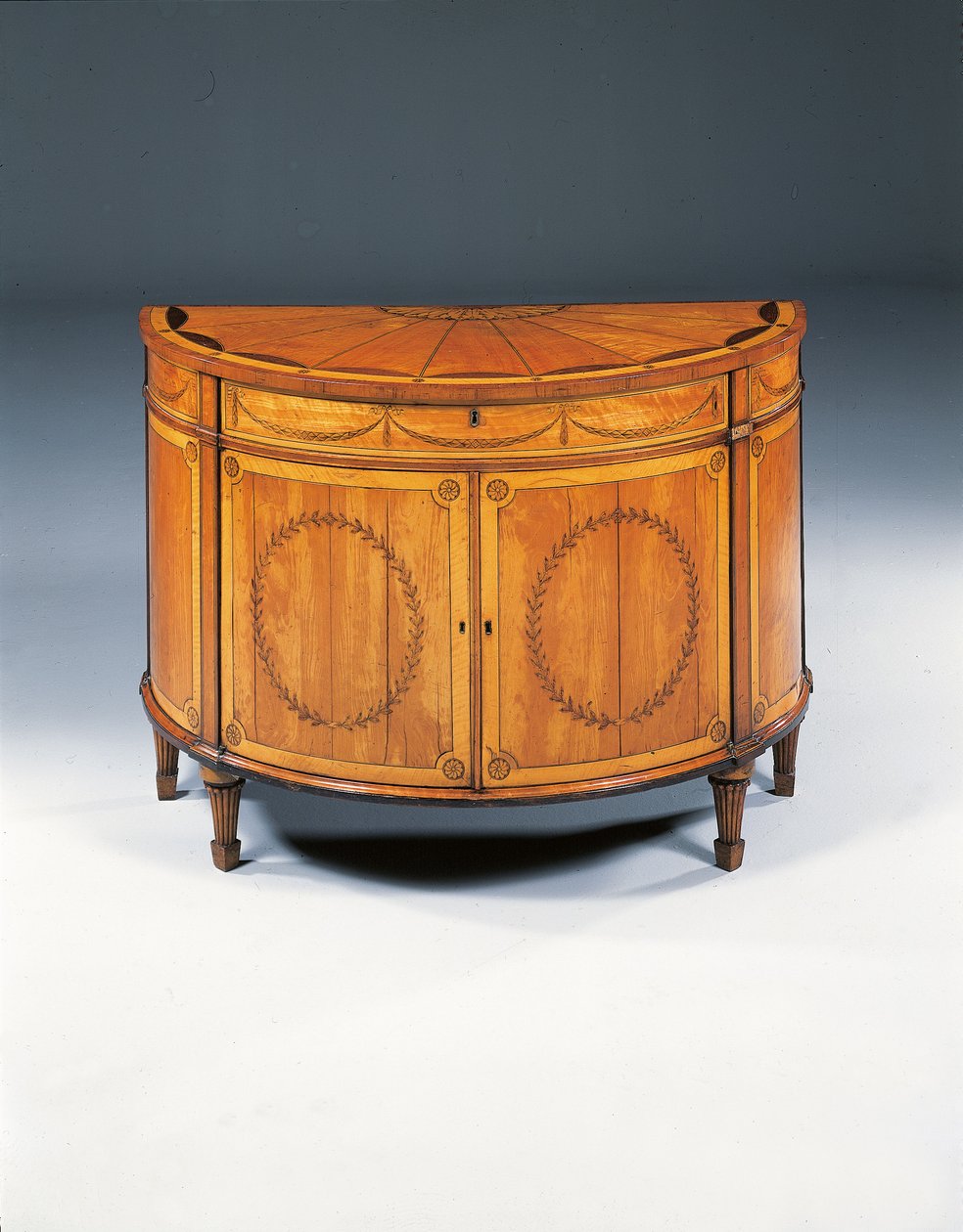 George III marquetry demi-lune kommode, ca. 1760-79 (satintræ, amarant og tulipantræ) af Thomas (attr.to) Chippendale