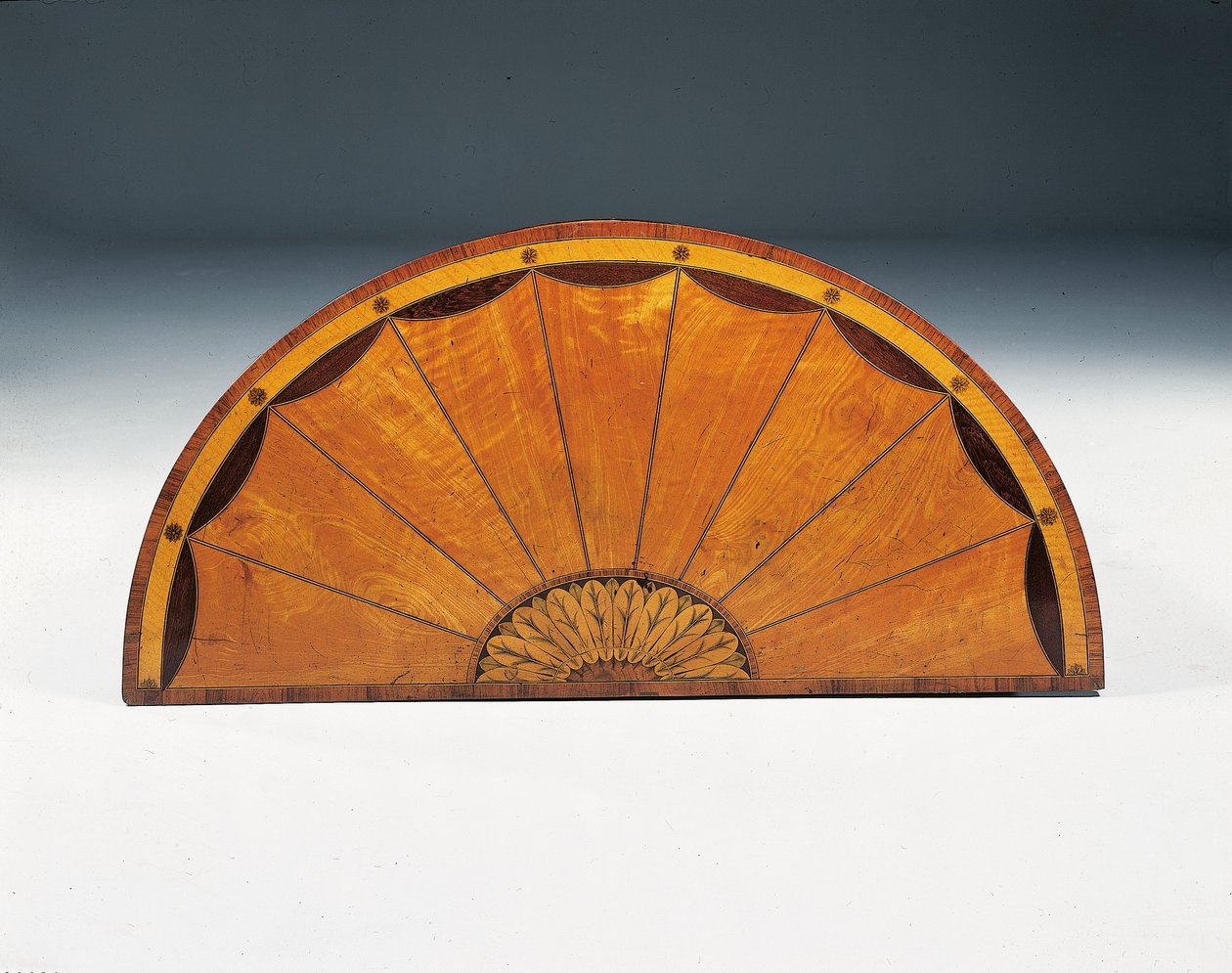 George III marquetry demi-lune kommode, ca. 1760-79 (satintræ, amarant og tulipantræ) af Thomas (attr.to) Chippendale