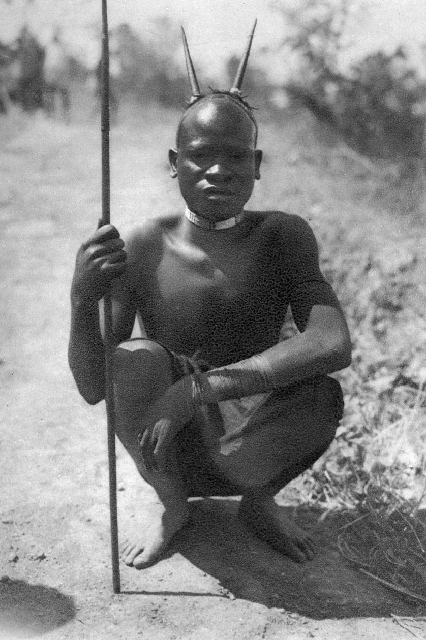 En dreng med horn, Abercorn til Tukuyu, Tanganyika, 1925 1927 af Thomas A. Glover