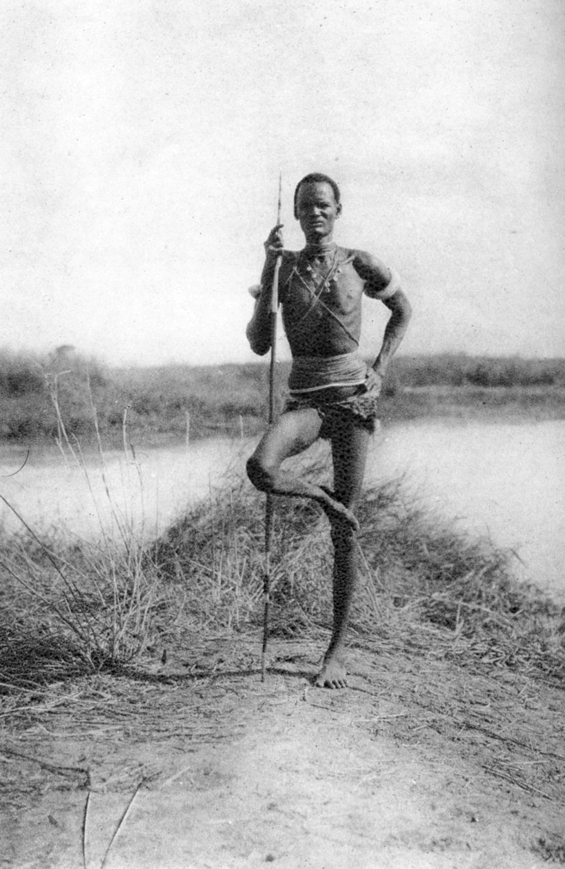 En karakteristisk Dinka-attitude, Terrakekka til Aweil, Sudan, 1925 1927 af Thomas A. Glover