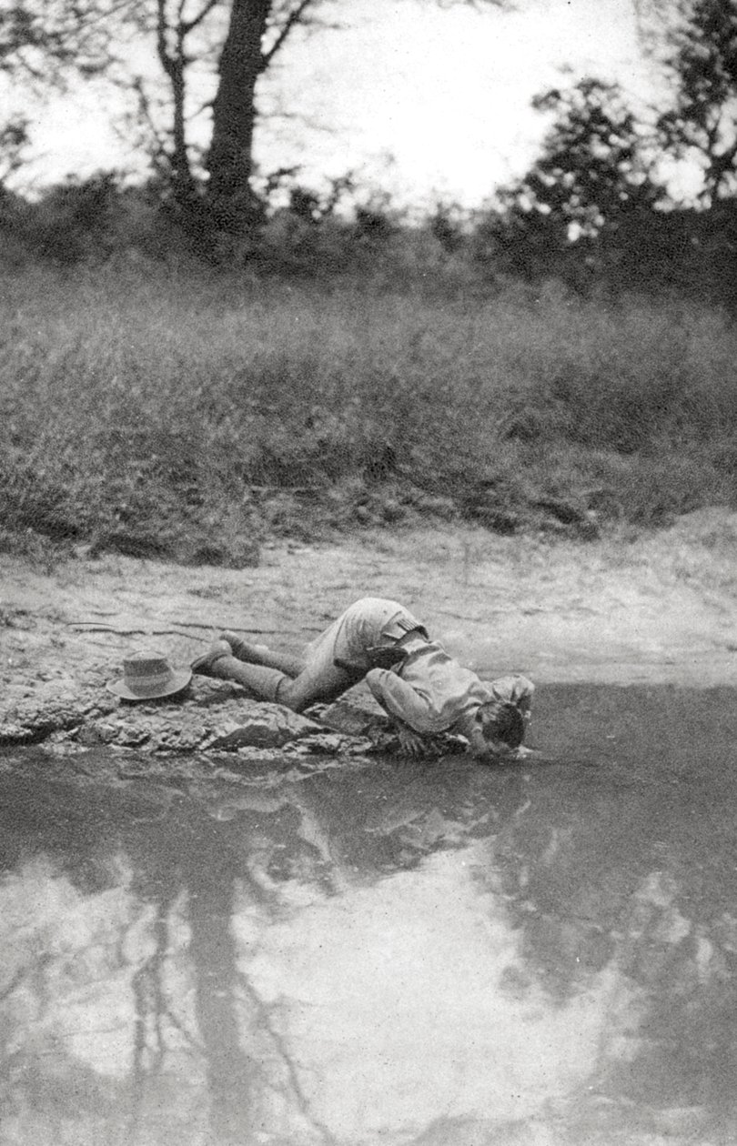 Errol Hinds drikker, Mongalla til Terrakekka, Sudan, 1925 1927 af Thomas A. Glover