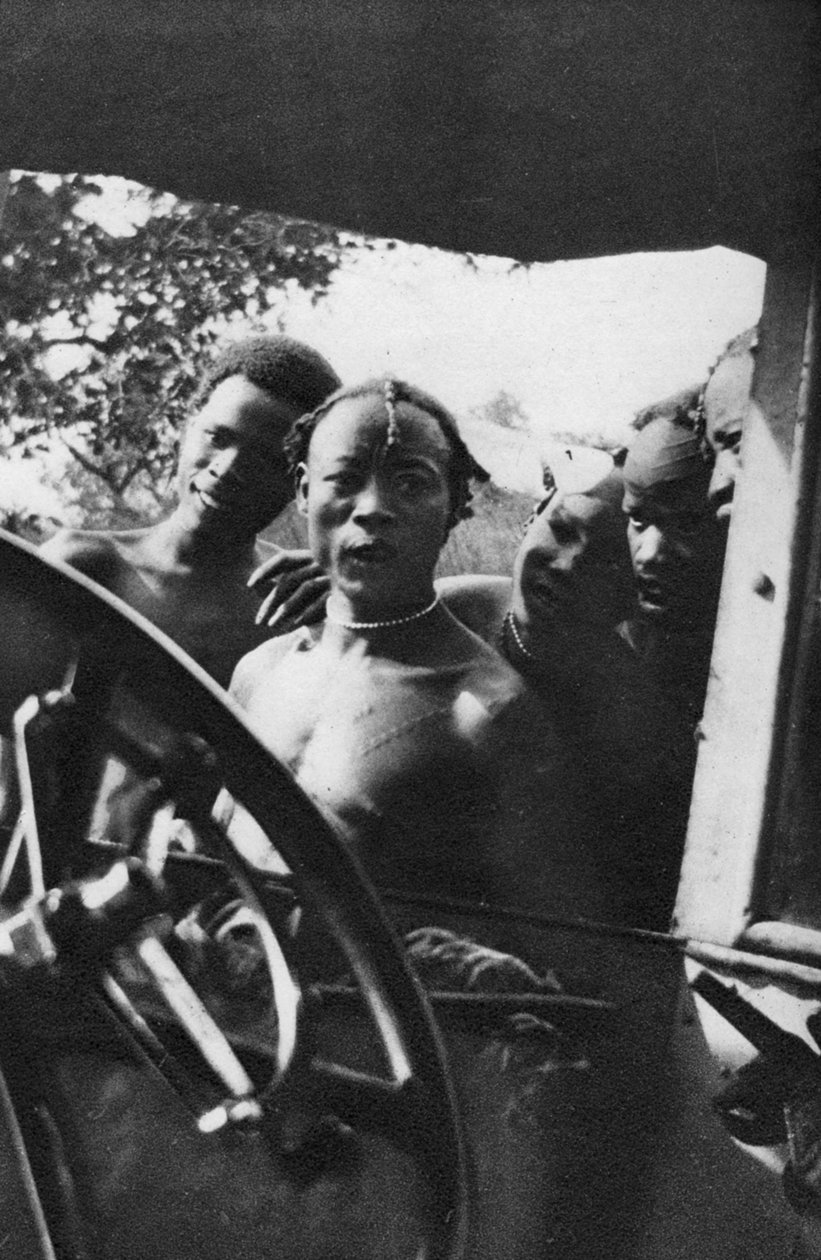 Indfødte mænd ser en hvid kvinde for første gang, Mongalla til Terrakekka, Sudan, 1925 1927 af Thomas A. Glover