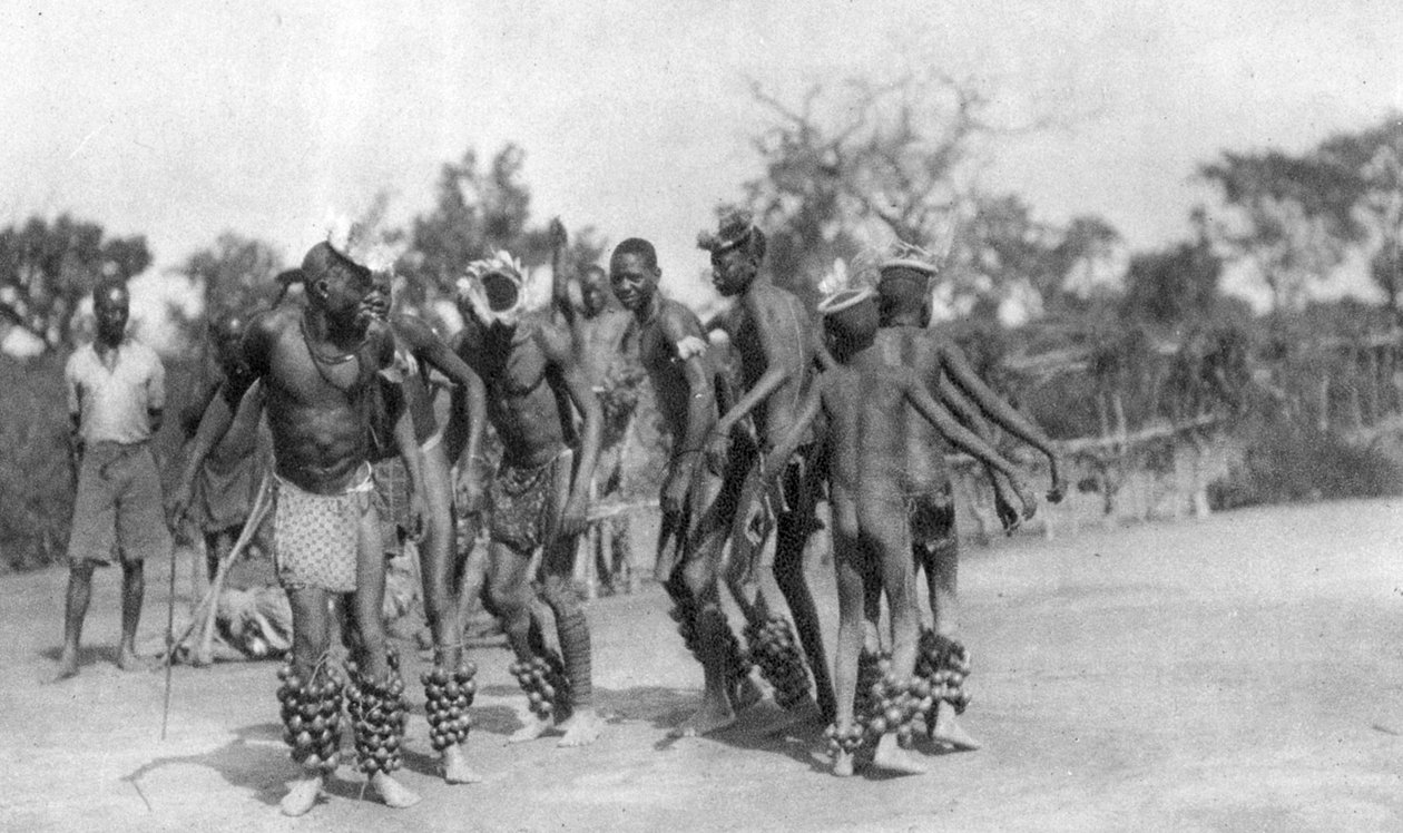 Ugandiske dansere, Dodoma til Mongalla, Uganda, 1925 1927 af Thomas A. Glover