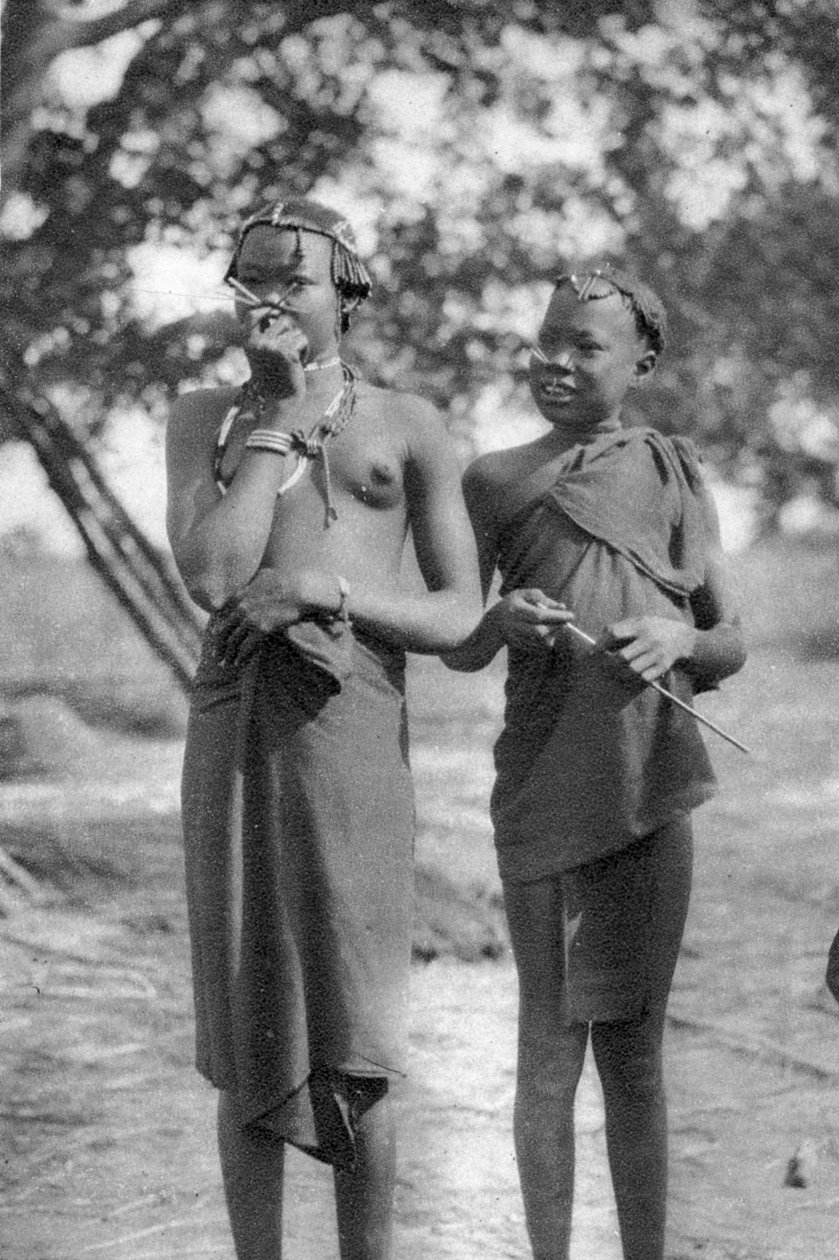 Unge piger med stokke i næsen og læberne, Terrakekka til Aweil, Sudan, 1925 1927 af Thomas A. Glover