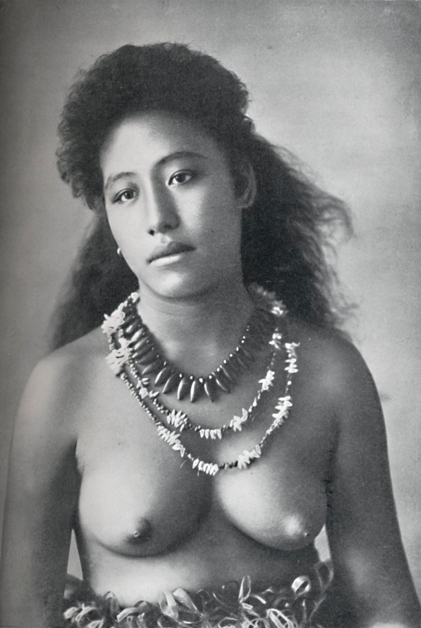 En samoansk belle, iført halskæder af tænder og skaller, 1902 af Thomas Andrew