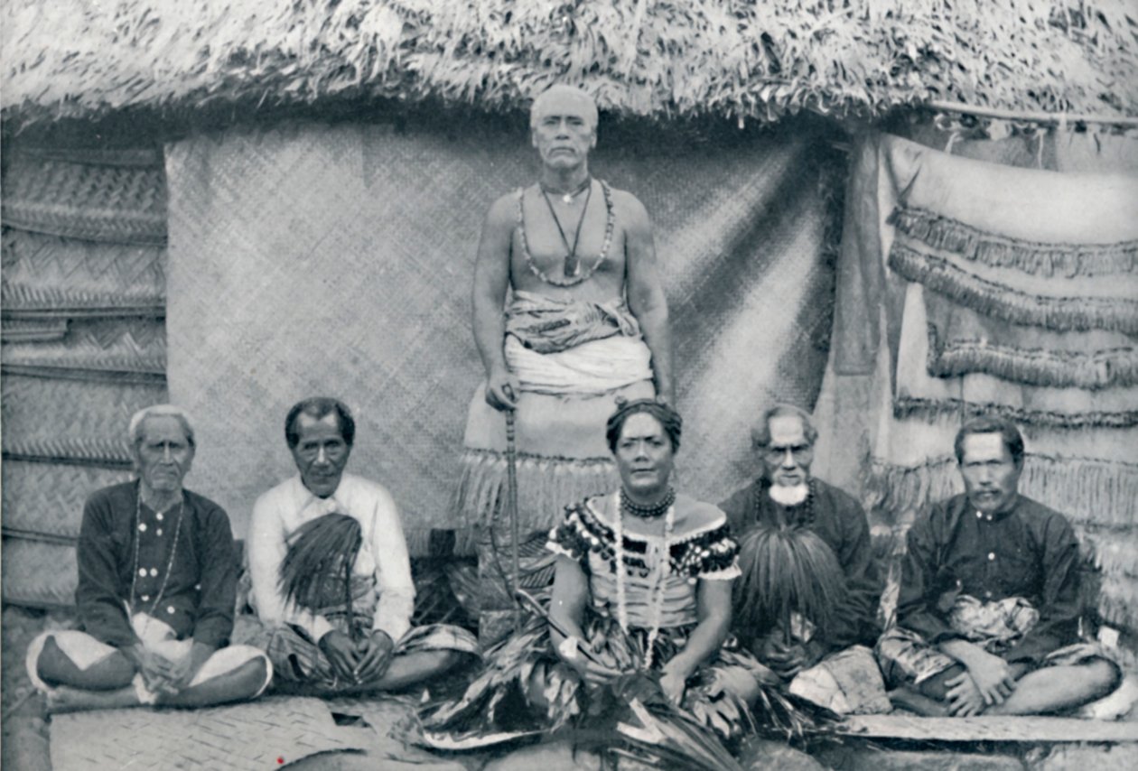 En gruppe samoanere, inklusive den velkendte oprører Mataafa Iosefo den stående figur, 1902 af Thomas Andrew