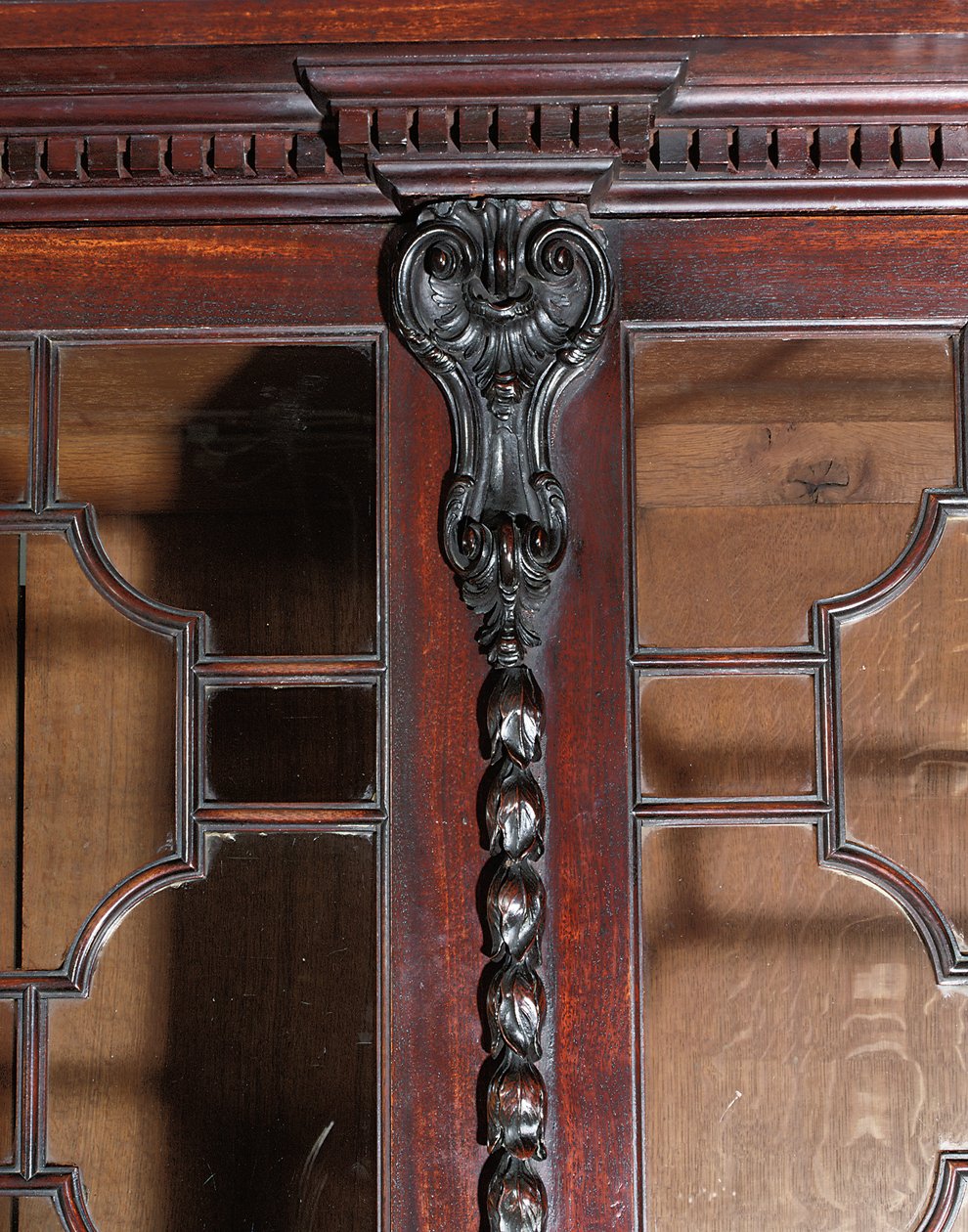 En George III-reol med åbning af Thomas Chippendale