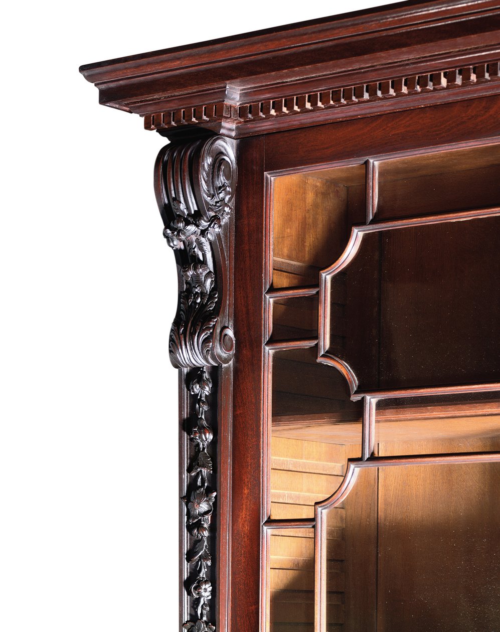 En George III-reol med åbning af Thomas Chippendale