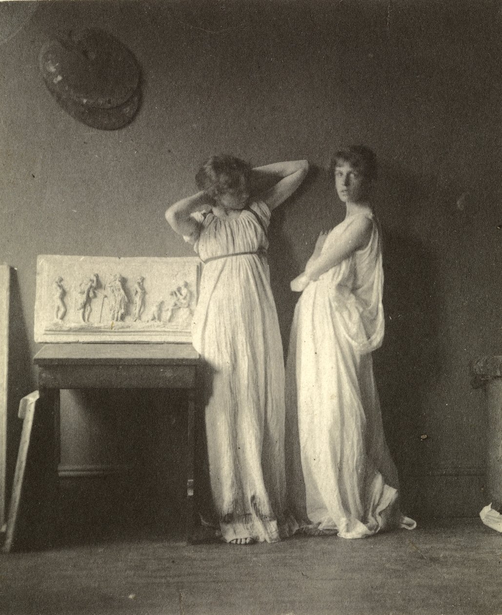 To kvindelige modeller i klassisk kostume med Eakins