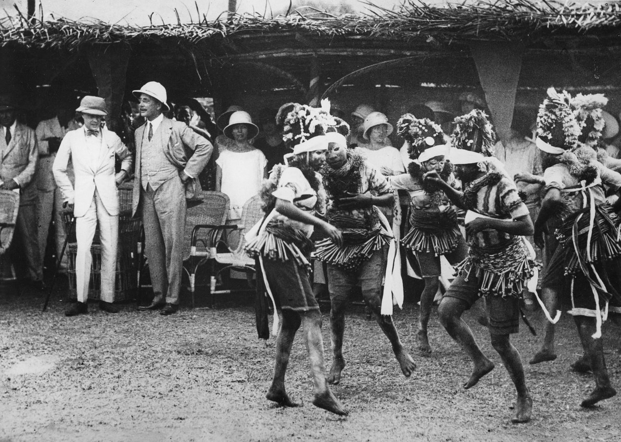Piger fra Bundu-stammen danser foran prinsen, Freetown, Sierra Leone, 1925 af Thomas E. and Horace Grant Grant