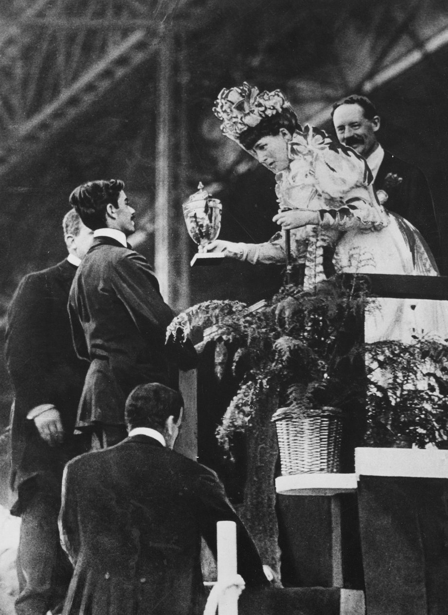 Dronning Alexandra overrækker en særlig kop til Dorando for at mindes hans store indsats for at vinde det olympiske maraton i juli 1908 af Thomas E. and Horace Grant Grant