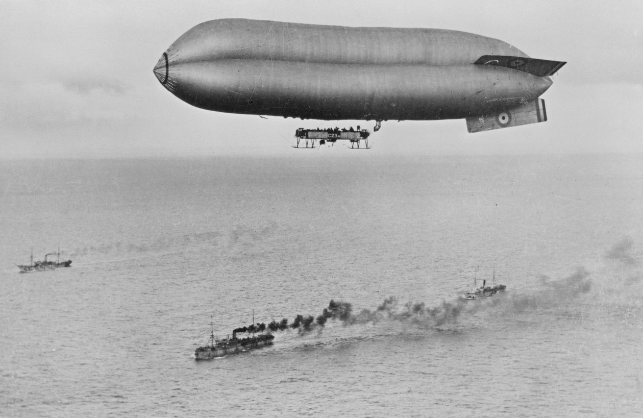 RNAS Coastal Class Airship C23A flyver over en konvoj af krigsskibe, ca. 1917 af Thomas E. and Horace Grant Grant