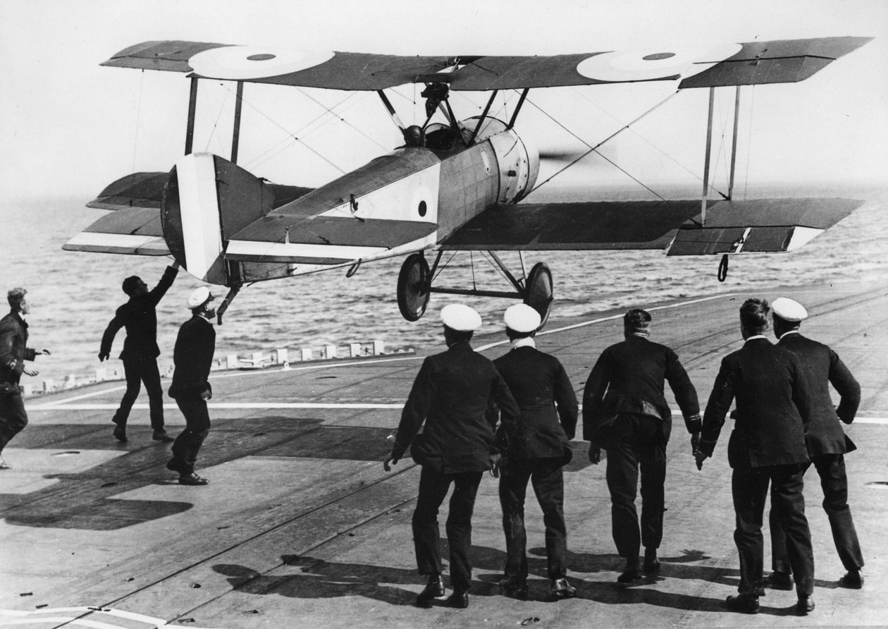 Eskadronchef Edwin Dunning lander en Sopwith-hvalp ombord på HMS Furious, 2. august, 1917 af Thomas E. and Horace Grant Grant