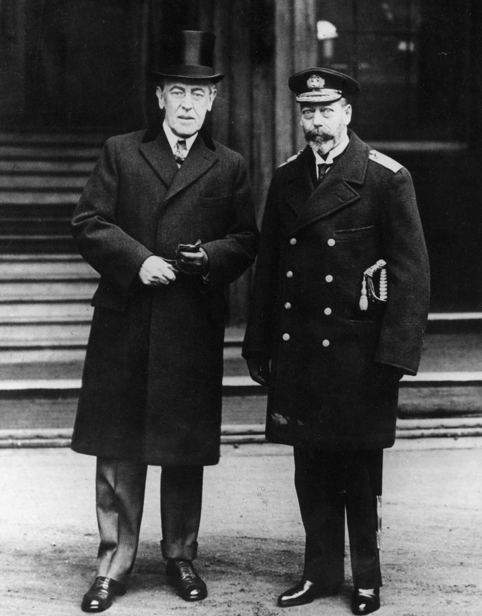 Kongen poserer sammen med præsident Wilson uden for Buckingham Palace den 31. december 1919 af Thomas E. and Horace Grant Grant