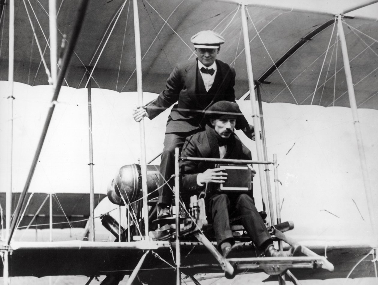 Thomas E. Grant og Lewis Turner i en flyvemaskine for at fotografere formørkelsen, 1912 af Thomas E. and Horace Grant Grant