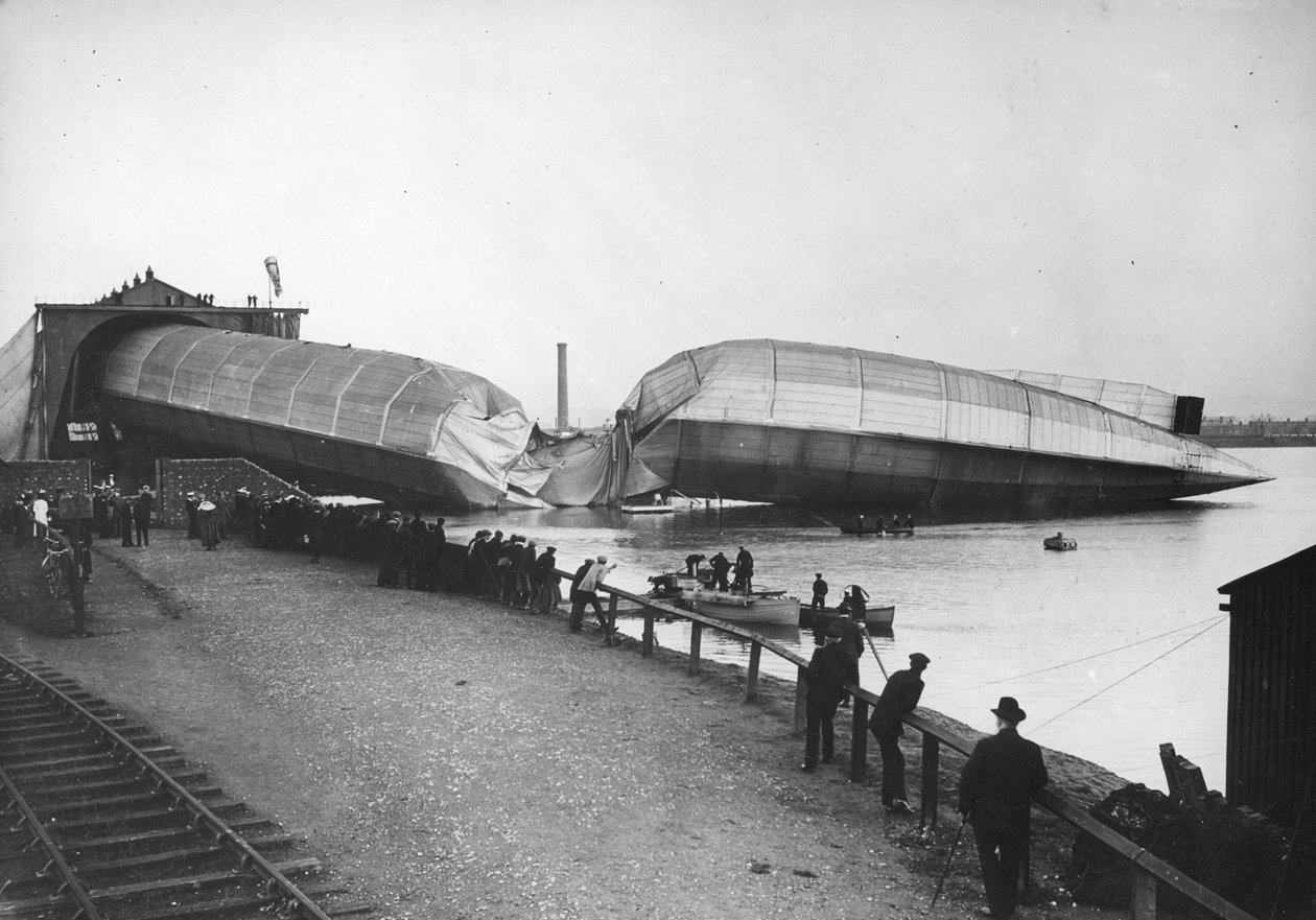 Vraget af Storbritanniens største luftskib, The Mayfly, ved Barrow, 1911 af Thomas E. and Horace Grant Grant
