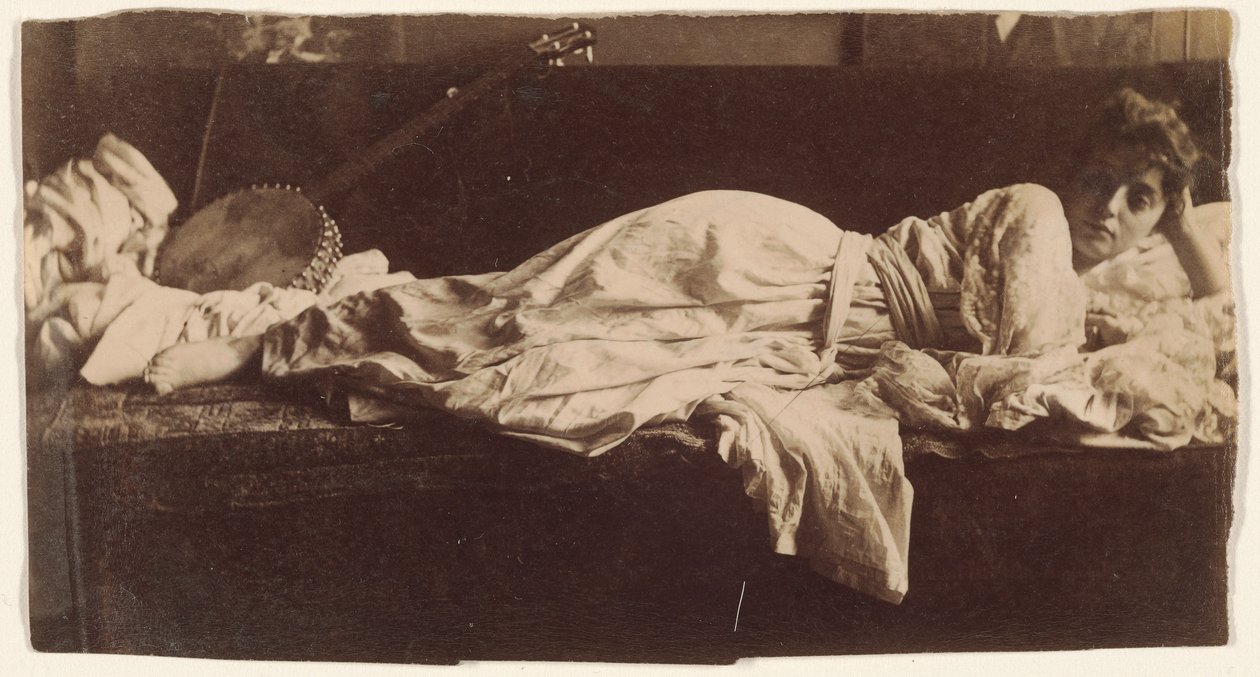 [Blanche Gilroy i klassisk dragt, liggende med en banjo] af Thomas Eakins