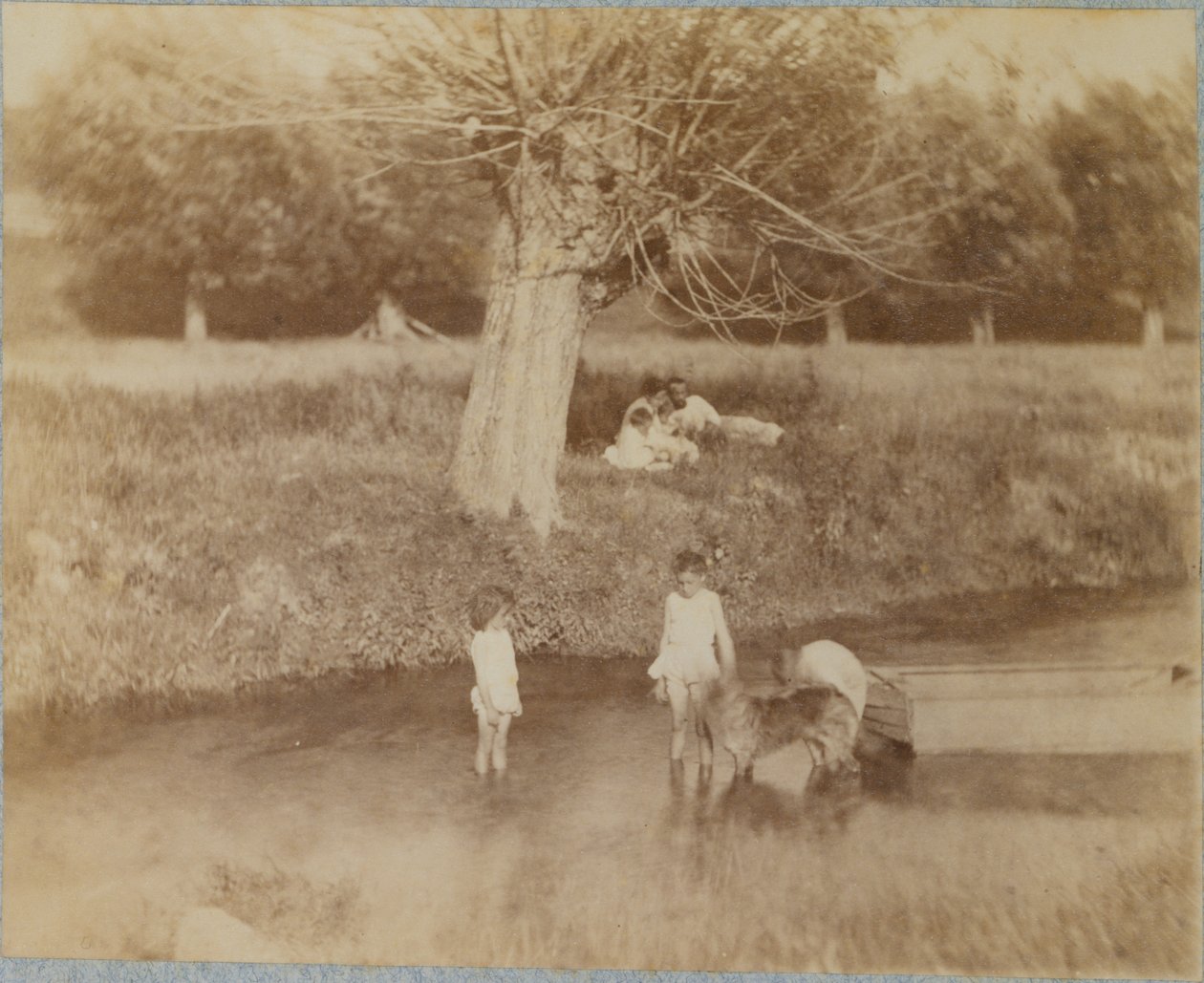 Tre børn og en hund, der leger i bækken, 4. juli 1883 af Thomas Eakins