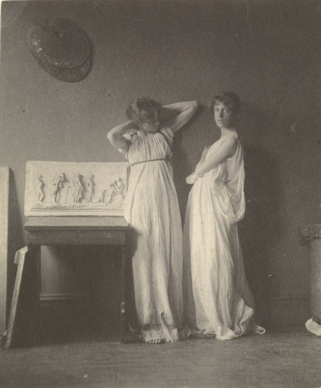 [To kvindelige modeller i klassisk klædedragt med Eakins
