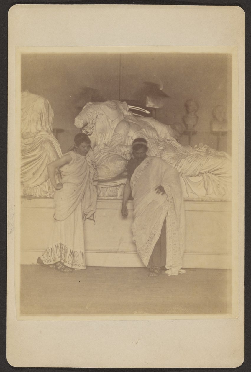 [To mandlige studerende i græsk kostume foran en gipsafstøbning af de tre skæbner fra Elgin Marbles]. af Thomas Eakins