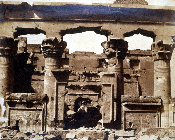 Portico af Kalabsha-templet, fra albummet "Ancient Egypt in 1855 and 1856" (albumeniseret salttryk) af Thomas H.G. Fermor