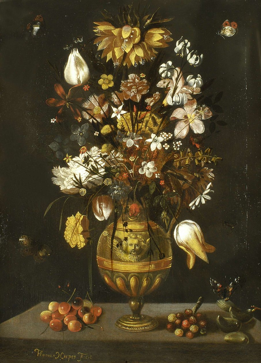Gylden bronzevase med blomster, kirsebær, træjordbær og mandler på et bord af Thomas Hiepes